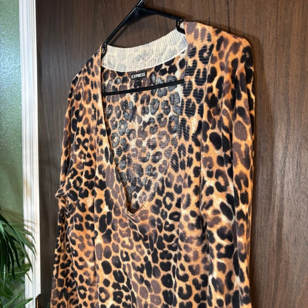 Express Leopard Print Deep V Lightweight Sweater Top Size Large Y2K - Picture 2 of 6